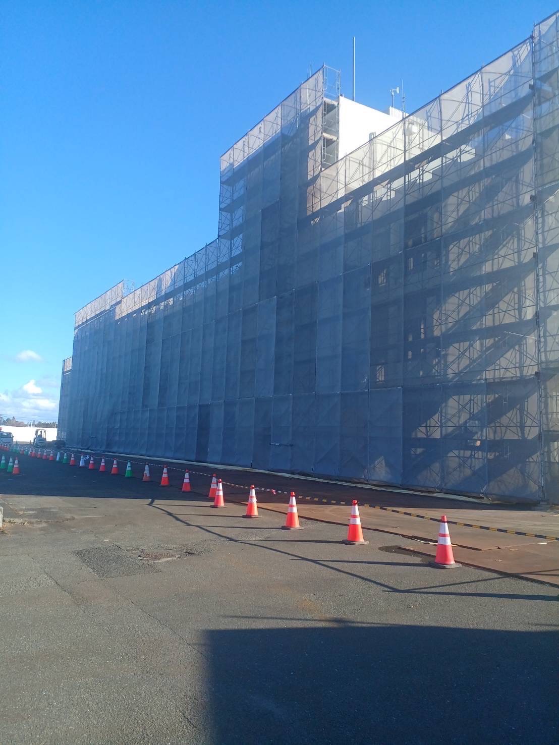 　旧○○役場庁舎解体足場工事仮設工事【仮設工事】