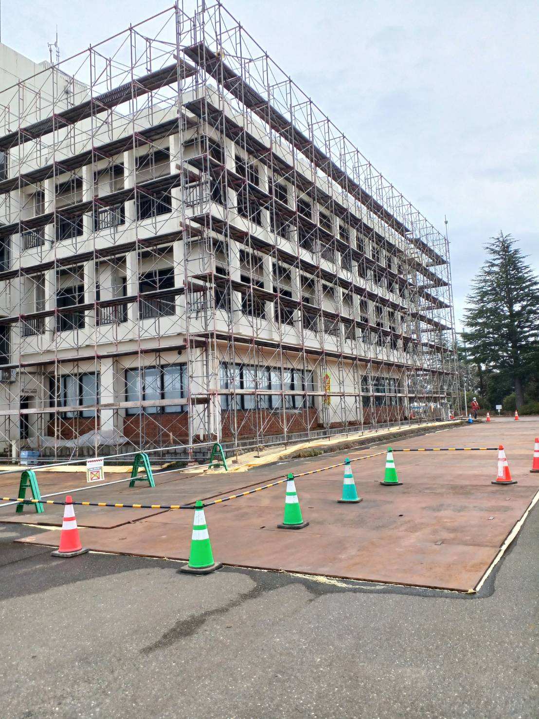 　旧○○役場庁舎解体足場工事仮設工事【仮設工事】