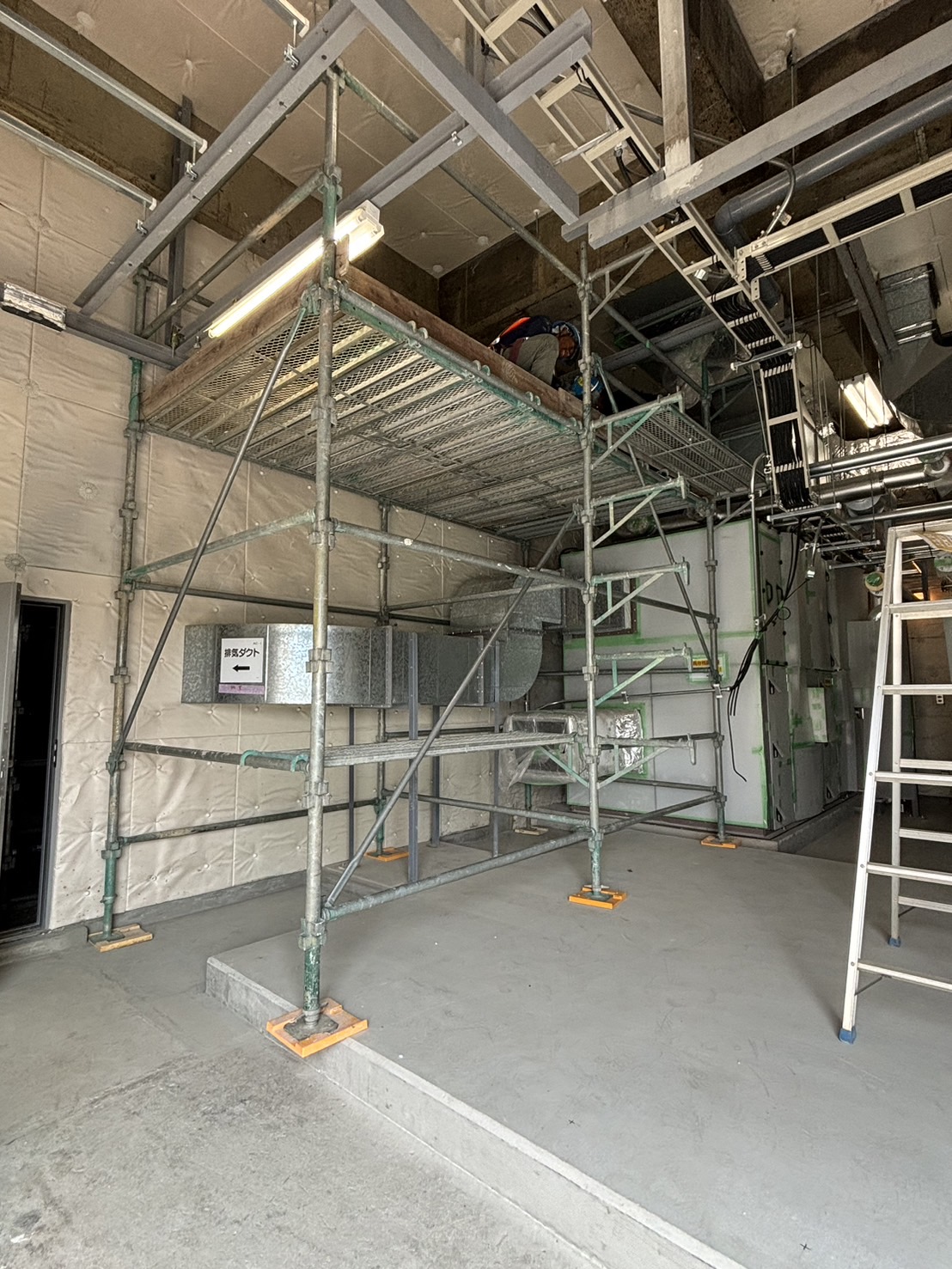 福島市内○○センター空調設備改修工事【仮設工事】